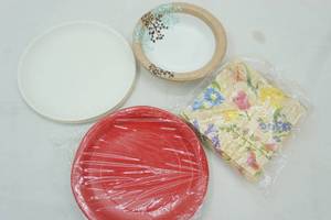 lot 586 image: Paper Plates & Napkins