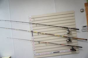 lot 600 image: (3ct) Fishing Poles & Reels