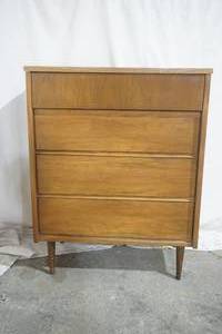 lot 605 image: Retro 4-Drawer Dresser Ward Furniture Mfg. Co.