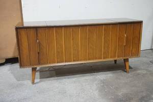 lot 607 image: Vintage Zenith Solid State Stereo Console & Vintage Records