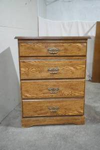 lot 612 image: 4 Drawer Wooden Dresser