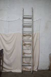 lot 619 image: Aluminum Extension Ladder
