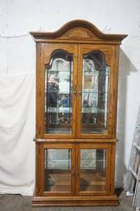 lot 629 image: Lighted Glass Cabinet