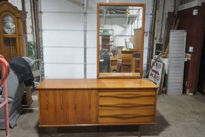 lot 640 image: Retro Chest of Drawers with Mirror