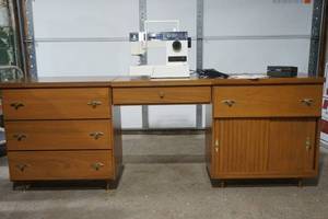 lot 634 image: Retro 3-Piece Sewing Desk with Singer Sewing Machine