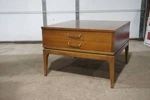 lot 643 image: Vintage Wooden Side table with 1 Drawer
