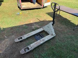lot 16 image: MANAUL PALLET JACK