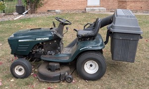 lot 2 image: G - Craftsman 42 Inch Riding Lawn Mower with Grass Catcher