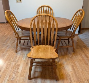 lot 10 image: K - Solid Oak Pedestal Dining Table with 4 Chairs and Leaf