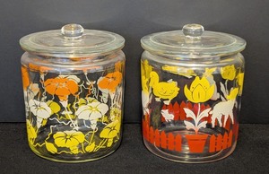 lot 142 image: LL - Vintage Anchor Hocking Glass Canister Set with Lids, Floral and Animal Design, 5 Inch