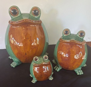 lot 28R image: P - Set of 3 Ceramic Frog Figurines