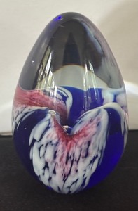 lot 117R image: P - Art Glass Egg-Shaped Paperweight with Swirled Colors