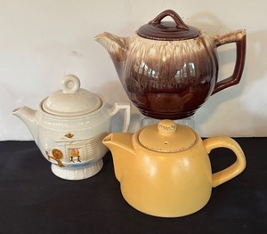 lot 132R image: P - Set of 3 Vintage Teapots by McCoy, Designpac and More