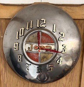 lot 200H image: GS - Vintage 10.5-Inch Jeep Wall Clock with Metal Hubcap Design