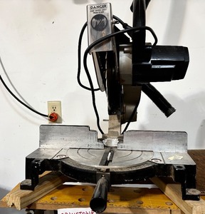 lot 201H image: GS - Black & Decker 9 Inch Power Miter Chop Saw