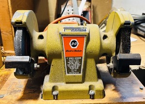 lot 209H image: GS - Black & Decker 5 Inch Bench Grinder Model 7900 TYPE 4