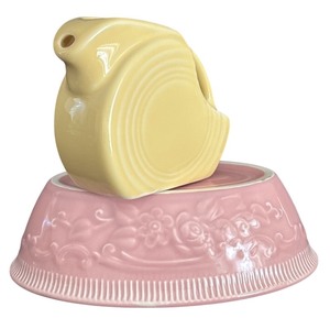 lot 314H image: FLR - Fiesta Yellow Disc Pitcher and Vintage Oven Serve Pink Baking Dish