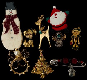 lot 316H image: FLR - Collection of 8 Christmas Holiday Pins Including Snowman and Tree