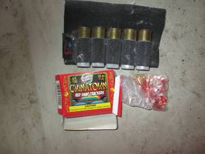 lot 32 image: Ace Case holding 5 shotgun cartridg...