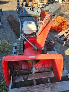 lot 27 image: Honda HS928 Track Drive Snowblower