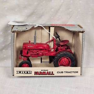 lot 61 image: 116 Farmall Cub Tractor