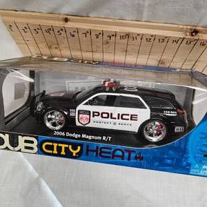 lot 16 image: 118 Police 2006 Dodge Magnum RT