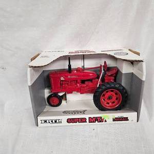 lot 68 image: 116 Super MTA Farmall Tractor