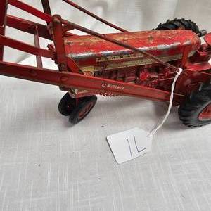 lot 71 image: Vintage Farmall 460 wLoader