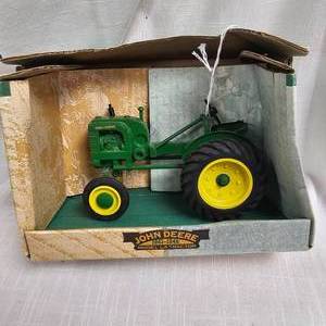 lot 77 image: 16 John Deere Model LA Tractor