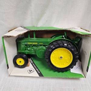 1:16 John Deere Model R Tractor