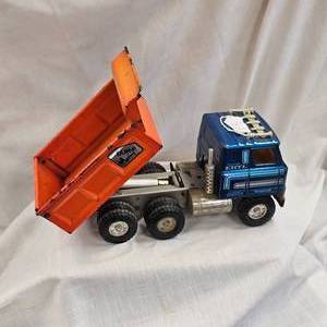 lot 92 image: Vintage Ertl Hydraulic Dump Trucks