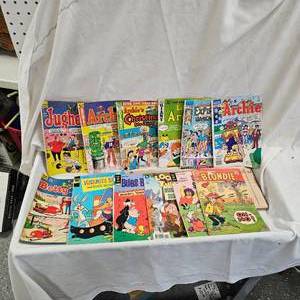 lot 158 image: 12 Cartoon Comic Books