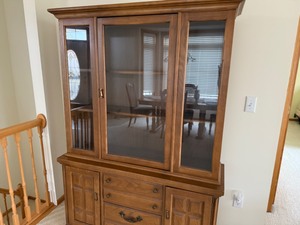 lot 6 image: Style House Display Hutch Cabinet