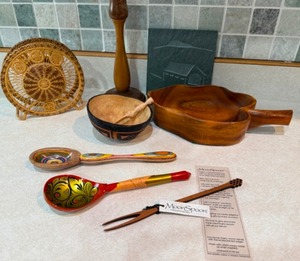 lot 13 image: Wooden Art Piece Collection From All Over the World