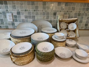 lot 18 image: Noritake Great Silver Leaf Taryn Pattern 12 Piece China Set