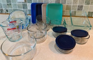 lot 46 image: Pyrex, Anchor Hocking & Pioneer Women Storage Containers