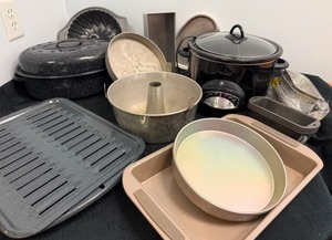 lot 61 image: Rival Crockpot & Cooking and Baking Pans