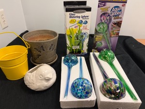 lot 70 image: Indoor Plant Pots