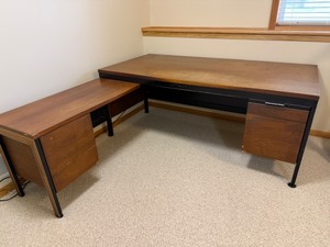 lot 36 image: Solid Built Executive Desk With Wing