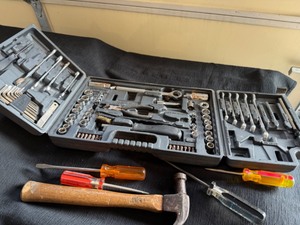 lot 147 image: Tool Set in a Case & Screwdrivers