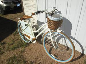 lot 98 image: Main Street bike with helmet in exc...