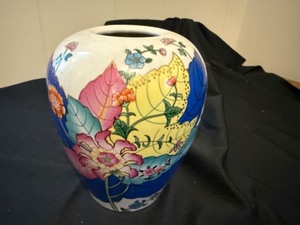 lot 129 image: Decorative Asian Style Vase