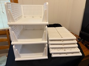 lot 139 image: Eight Collapsible Folding Plastic Stacking Storage Bins