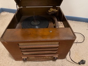 lot 128 image: Vintage Phonograph