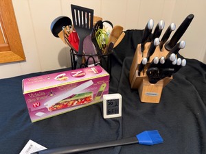lot 119 image: Faberware Knives in Block, Chop Wizard in Box & Assorted Utensils in Stand