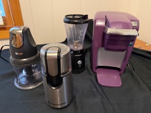 lot 115 image: Keurig, Kitchenaid Grinder, Ninja Chopper & Hamilton Beach Small Blender