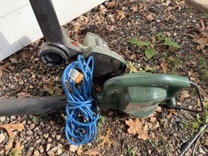 lot 62 image: Black & Decker 2.0HP Weed Trimmer, Supervac & Mulch