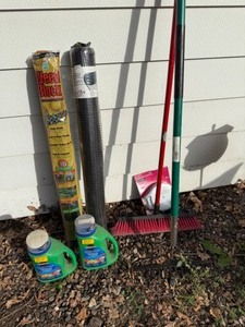 lot 63 image: Assortment of Gardening Items