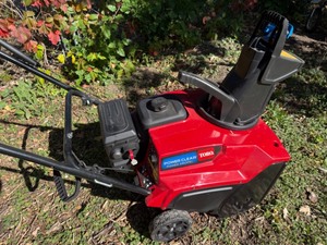 Toro Power Clear 87CC 4-Cycle 18" Wide Snowblower Model 721E