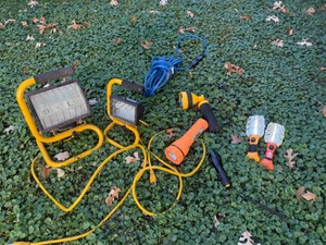 lot 86 image: Variety of Shop lights & Extension Cord